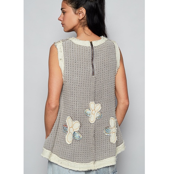 POL Gray and Cream Floral Top - Picture 3 of 4